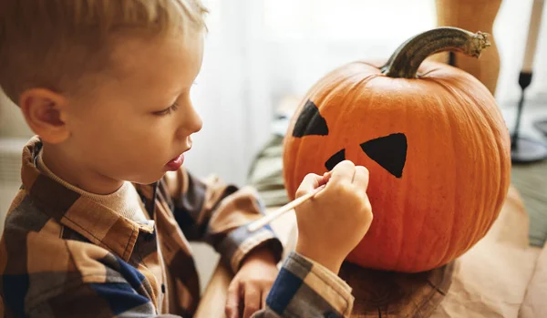 Carino Bambino Felice Prepararsi Halloween Pittura Disegno Faccia Spaventosa Sulla — Foto Stock