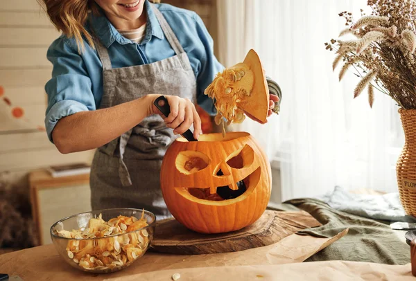 Cropped Shot Woman Apron Standing Kitchen Removing All Pulp Pumpkin — Stock Photo, Image