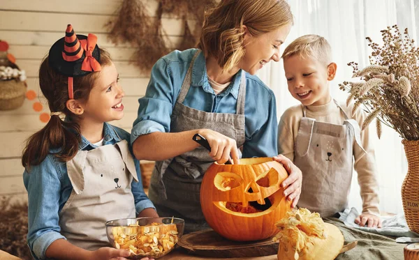 Happy Family Mother Kids Carving Pumpkin Halloween Holiday Together Preparing — Stock Photo, Image