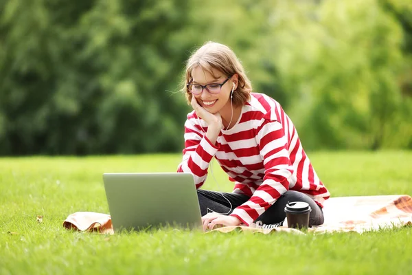 Sorrindo Menina Estudante Adorável Sentado Livre Cobertor Parque Cidade Dia — Fotografia de Stock