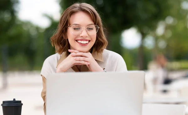 Retrato Menina Estudante Adorável Desgaste Clássico Óculos Sentados Com Laptop — Fotografia de Stock