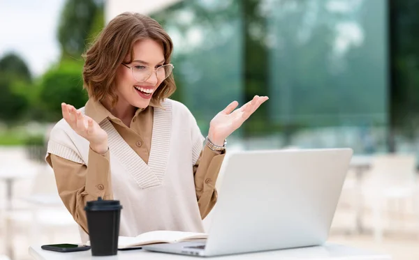 Felice Giovane Insegnante Abito Formale Occhiali Dando Lezione Line Spiega — Foto Stock