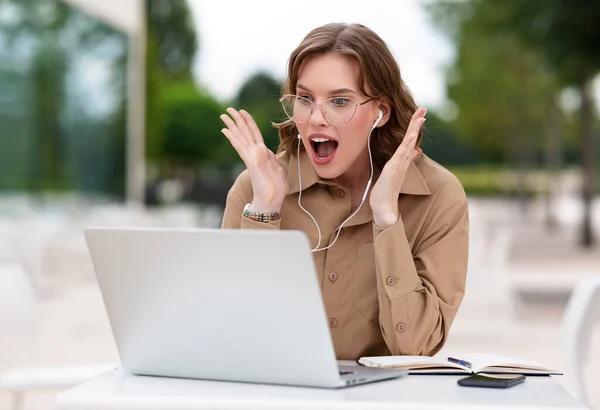 Überraschtes Studentenmädchen Mit Brille Das Mit Freunden Online Seiten Mit — Stockfoto