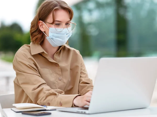 Giovane Imprenditrice Maschera Medica Che Tiene Videoconferenza Con Partner Dipendenti — Foto Stock