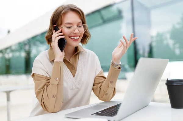 Jovem Funcionário Escritório Falando Telefone Celular Com Sorriso Sobre Próxima — Fotografia de Stock