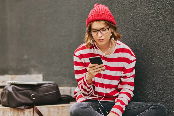 Retrato Menina Estudante Chateado Mal Humorado Óculos Roupa Funky Sentado — Fotografia de Stock