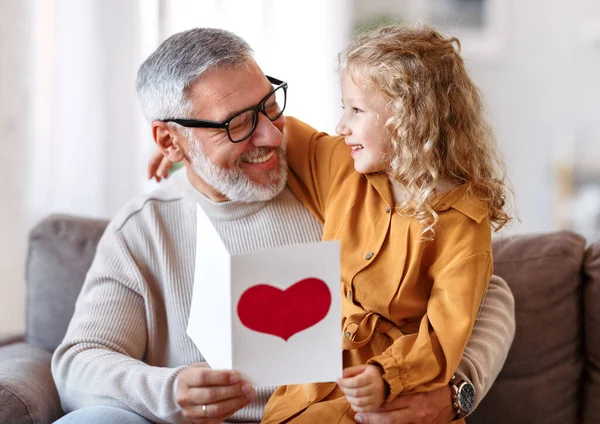 Petite Fille Mignonne Félicitant Embrassant Grand Père Souriant Senior Jour — Photo