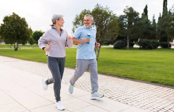 Plná Délka Fotografie Krásné Radostné Důchodců Pár Jogging Venku Městském — Stock fotografie