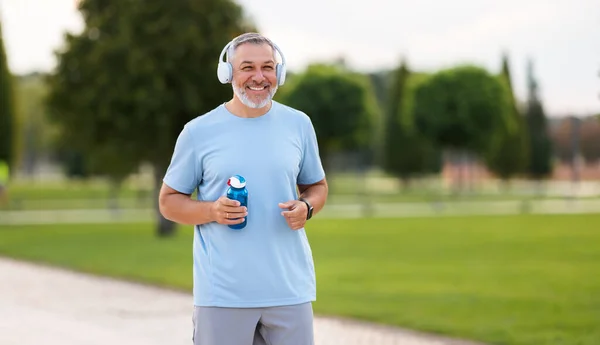 Portret Van Een Vrolijke Positieve Volwassen Man Met Een Brede — Stockfoto