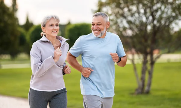 Feliz Esposo Esposa Senior Trajes Deportivos Corriendo Aire Libre Parque —  Fotos de Stock