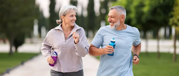 Schöne Fröhliche Rentnerpaar Joggt Draußen Stadtpark Entlang Gasse Mit Grünen — Stockfoto