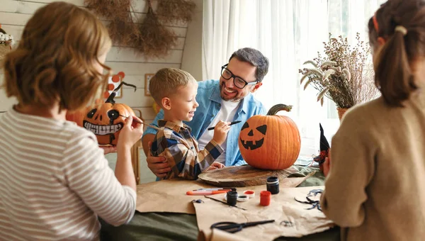 Grandes Padres Familia Felices Con Dos Hijos Preparándose Para Celebración —  Fotos de Stock