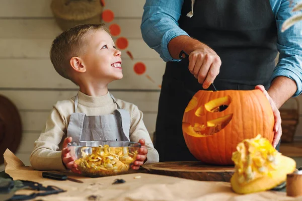 Carino Bambino Felice Aiutando Padre Scolpire Zucca Halloween Mentre Trova — Foto Stock