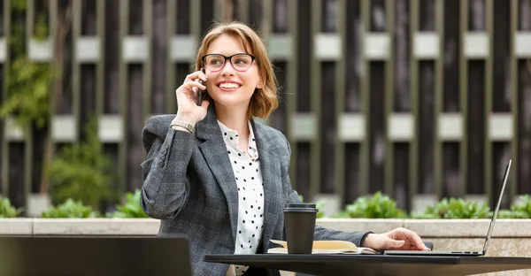 Uśmiechnięta Atrakcyjna Bizneswoman Formalnym Stroju Rozmawiająca Przez Telefon Komórkowy Czekając — Zdjęcie stockowe