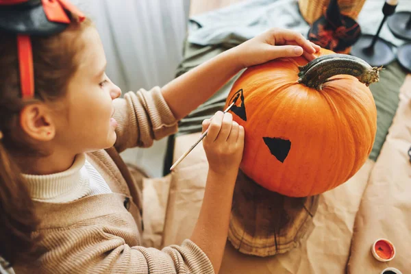 Close Little Kid Girl Making Jack Lantern While Preparing Halloween — Stock Photo, Image