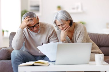 Endişeli aile çifti mali belgeleri okuyor ya da internette faturaları öderken bankadan kötü haber yolluyor. Emekli karı-koca para sıkıntısı çekiyor.