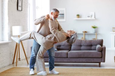 Yürümeye devam. Romantik son sınıf aile çifti karı koca, oturma odasında müzik eşliğinde dans ediyor, gülüyor, emekli adam ve kadın eğleniyor, evde birlikte vakit geçiriyorlar.