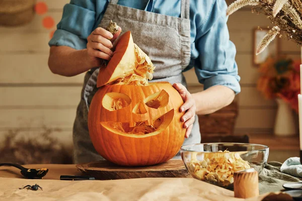 Beskuren Bild Kvinna Förkläde Stående Köket Och Bort All Massa — Stockfoto