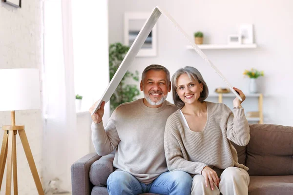 Retrato Feliz Hermosa Pareja Ancianos Familia Caucásica Sosteniendo Techo Blanco — Foto de Stock