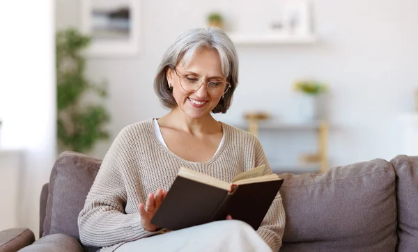 Красива Щаслива Старша Жінка Сірим Волоссям Окулярах Читає Книгу Посміхається — стокове фото