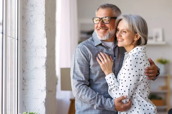 Feliz Jubilación Sonriendo Hermosa Pareja Ancianos Familia Caucásica Amor Abrazando —  Fotos de Stock