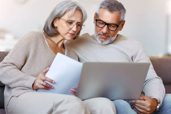 Worried Serious Senior Family Couple Paying Bills Online Laptop While — Stock Photo, Image