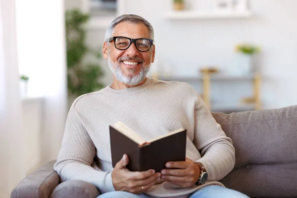 Portret Van Een Vrolijke Oudere Man Met Grijs Haar Een — Stockfoto