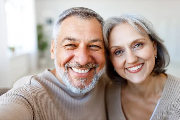 Retrato Feliz Hermosa Pareja Ancianos Familia Caucásica Sonriendo Cámara Esposa —  Fotos de Stock