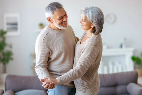 Belo Casal Idosos Apaixonados Olhando Para Outro Com Ternura Enquanto Fotografia De Stock