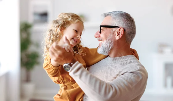 Elegante Amoroso Avô Carinhoso Olhando Para Sua Neta Bonitinha Menina — Fotografia de Stock