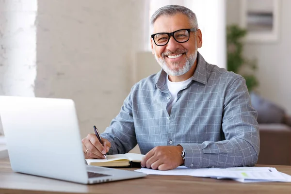 Knappe Positieve Senior Man Draagt Bril Genieten Van Afstandsonderwijs Terwijl — Stockfoto