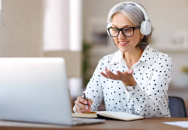 Vacker Leende Mogen Kvinna Hörlurar Online Möte Laptop Med Kollegor — Stockfoto