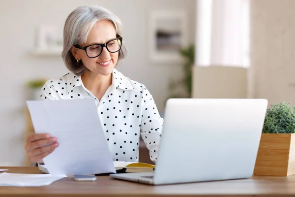 Mooie Glimlachende Oudere Vrouw Met Een Bril Met Papieren Financieel — Stockfoto