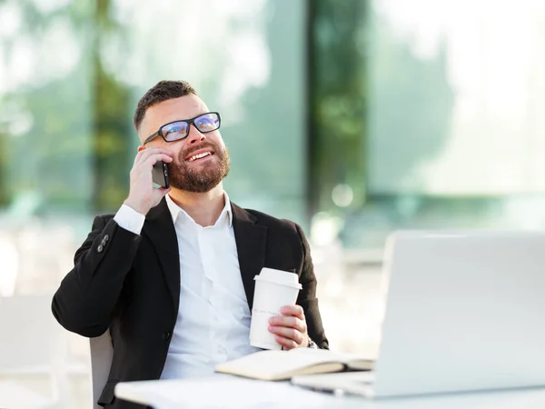 Affärsman Formell Kostym Njuter Trevlig Konversation Mobiltelefon Och Dricka Kaffe — Stockfoto