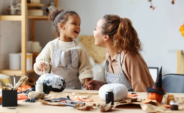 Mãe Família Étnica Feliz Filha Criança Fazendo Jack Lanternas Juntos — Fotografia de Stock