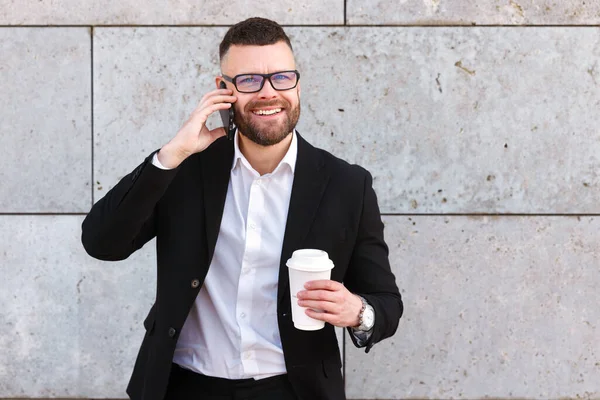 Jonge Positieve Zelfverzekerde Zakenman Formele Slijtage Spreken Mobiele Telefoon Met — Stockfoto