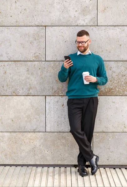 Volledige Lengte Van Glimlachende Jonge Kantoormedewerker Casual Kleding Buiten Met — Stockfoto