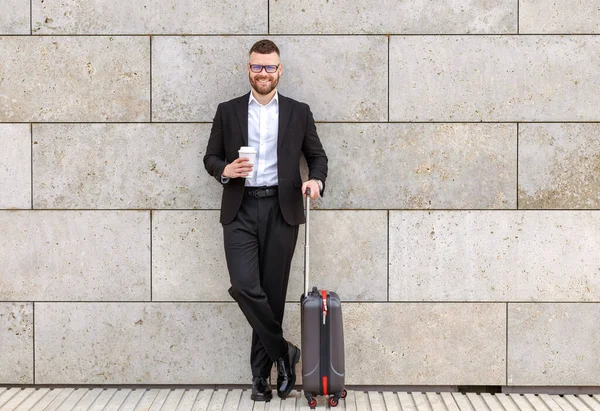 Klaar Voor Zakenreis Volledige Lengte Van Jonge Gelukkige Stijlvolle Zakenman — Stockfoto