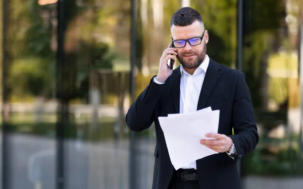 Resmi Takım Elbiseli Ciddi Bir Adamı Müvekkil Ortağıyla Cep Telefonuyla — Stok fotoğraf