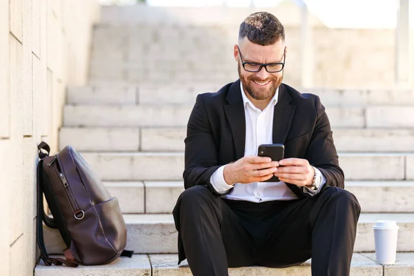 Junger Glücklicher Mann Büroangestellter Schicken Anzug Mit Smartphone Während Nach — Stockfoto