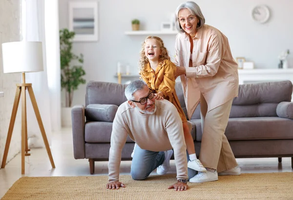 Ativo Positivo Casal Sênior Avós Brincando Com Neta Menina Bonito — Fotografia de Stock