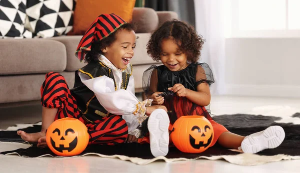 Dwa Słodkie Afrykańskie Dzieci Brat Siostra Kostiumach Halloween Gry Zabawką — Zdjęcie stockowe