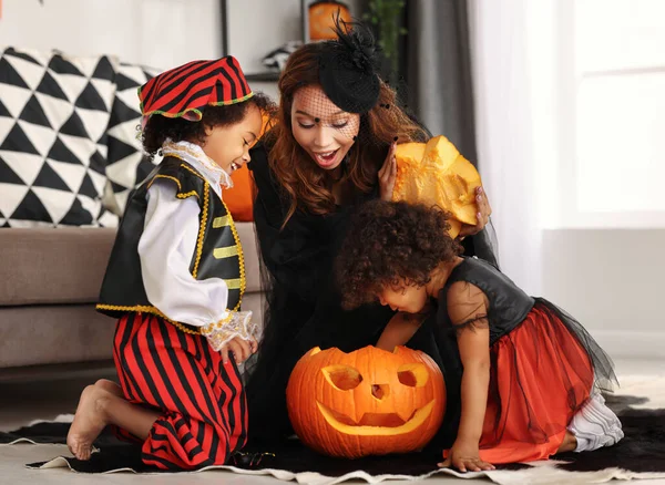 Mãe Família Africana Feliz Crianças Vestindo Trajes Halloween Sentado Chão — Fotografia de Stock