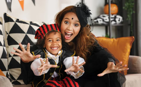 Alegre Afroamericano Familia Madre Hijo Pequeño Disfraces Halloween Haciendo Gesto —  Fotos de Stock