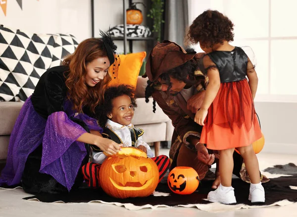 Felices Padres Familia Afroamericanos Niños Disfraces Halloween Sentados Suelo Mirando — Foto de Stock
