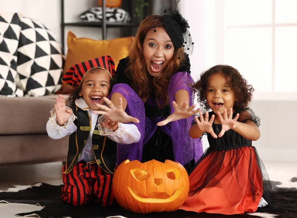 Vreugdevolle Afrikaanse Amerikaanse Familie Moeder Kinderen Halloween Kostuums Maken Eng — Stockfoto