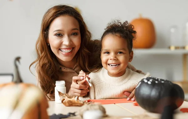 Hermosa Madre Familia Africana Feliz Linda Niña Pintando Calabazas Halloween —  Fotos de Stock