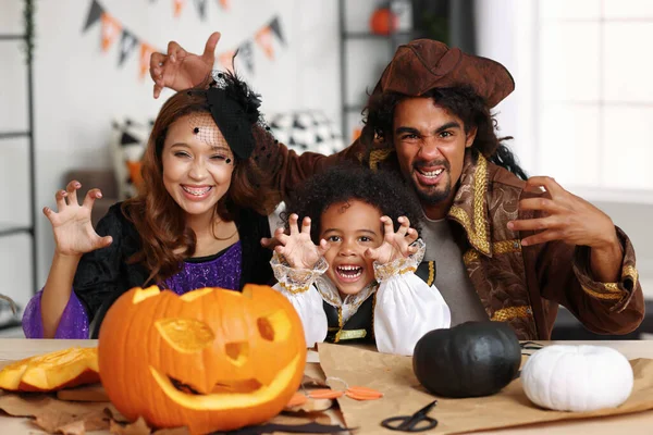 Alegres Pais Família Afro Americanos Felizes Filho Menino Trajes Halloween — Fotografia de Stock