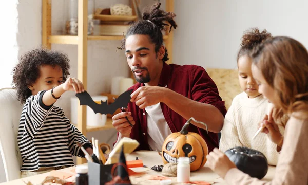 Jovem Família Afro Americana Mãe Pai Filhos Sentados Mesa Preparando — Fotografia de Stock