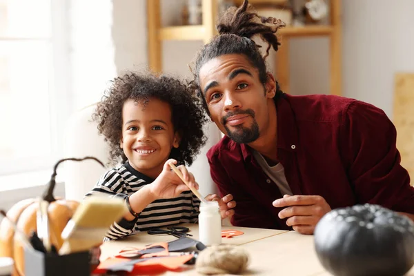 Engraçado Afro Americano Família Pai Menino Sorrindo Para Câmera Enquanto — Fotografia de Stock